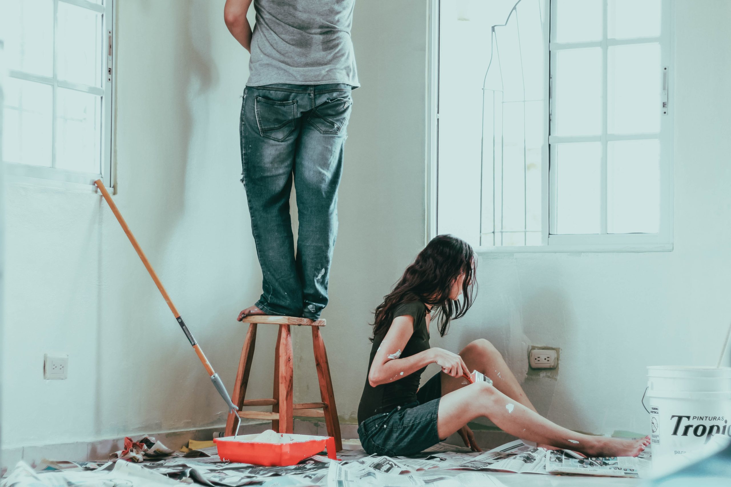 trucs-de-peinture_Article-blogue Couple qui utilisent les trucs de peinture